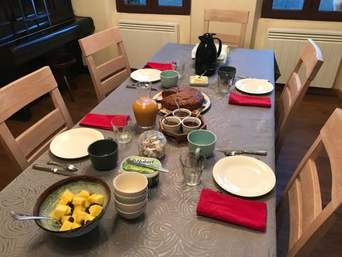 een tafel met borden en eten erop bij La maison de Laujol in Moissac