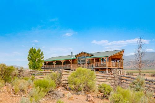 Imagen de la galería de Remote Kingston Cabin with Mtn Views Fish and ATV!, en Antimony