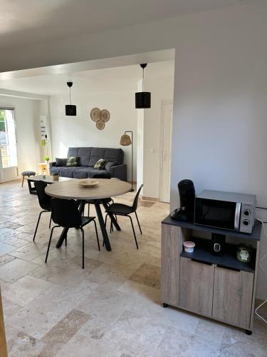 un salon avec une table et un canapé dans l'établissement Petit coin tranquille, à Benerville-sur-Mer