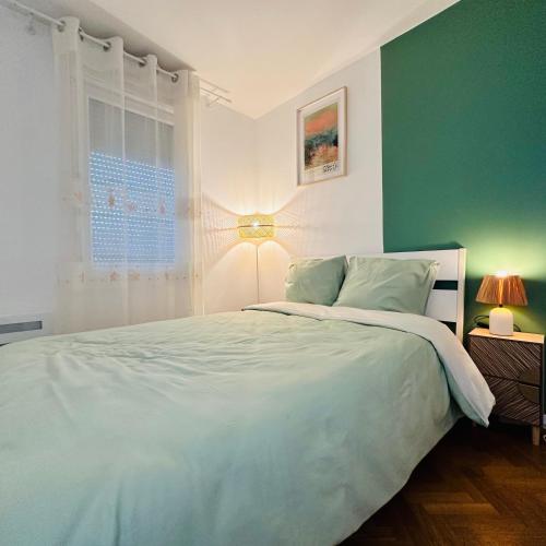 une chambre avec un grand lit avec un mur végétal dans l'établissement Le Jardin Suspendu, Steps to Lake & Station, à Bussy-Saint-Georges