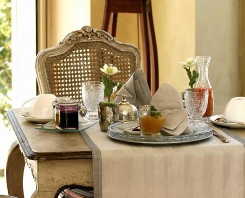Una mesa con un plato de comida encima en Domaine de Mejeans - Teritoria, en Alleins
