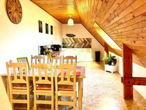 a kitchen and dining room with a table and chairs at Appartement deux chambres plus une chambre bébé ou enfant maximum trois ans à la campagne au calme in Cléguérec