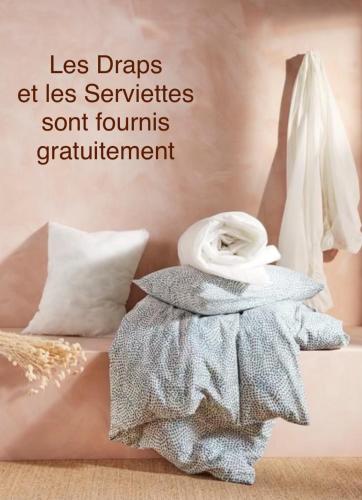 - un tas d'oreillers au-dessus du lit dans l'établissement Studio Jardin Fleuris Parking, à Nice