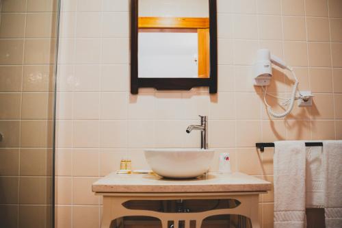 a bathroom with a bowl sink and a mirror at Casa de Campo da Quinta da Pegada in Óbidos