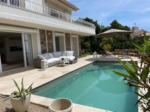 une piscine dans l'arrière-cour d'une maison dans l'établissement villa Podaroc, à Fréjus