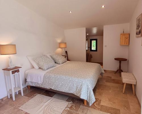 un dormitorio con una cama en una habitación en Clos Baroanni - Chambre Oléa, en Terraube
