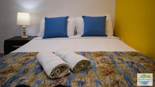 a bedroom with a bed with towels on it at Providence Breeze in San Andrés
