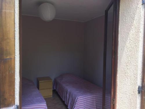 ein kleines Schlafzimmer mit 2 Betten in einem Zimmer in der Unterkunft Marseille - Calanques in Marseille