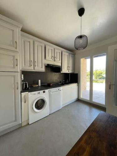 Il comprend une cuisine équipée d'un lave-linge et d'un sèche-linge. dans l'établissement Marseille - Calanques, à Marseille