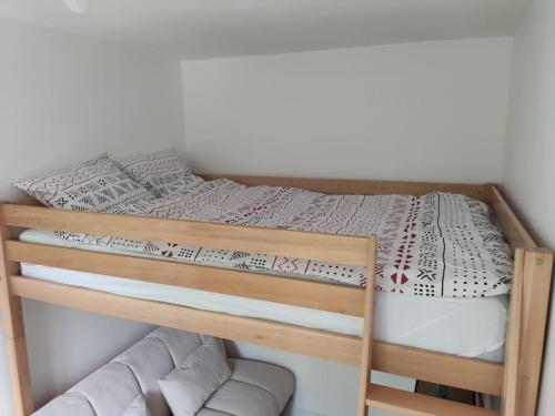 Cette petite chambre comprend un lit superposé. dans l'établissement Bel Appartement avec vue square - Paris Nation - 3 Voyageurs, à Paris