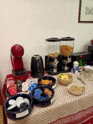 a table with bowls of food and a blender at B&B Bourg in Donnas