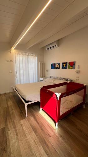 Postel nebo postele na pokoji v ubytování CASA MIRO' vicinissima al mare e parcheggio privato gratuito se disponibile