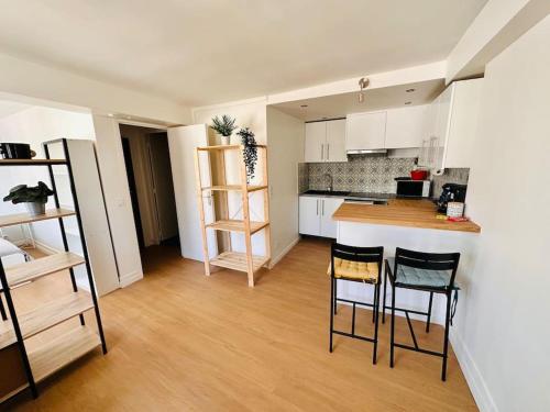 - une cuisine avec un comptoir et des chaises dans la chambre dans l'établissement Cosy Saint-Denis 2 personnes, à Saint-Denis