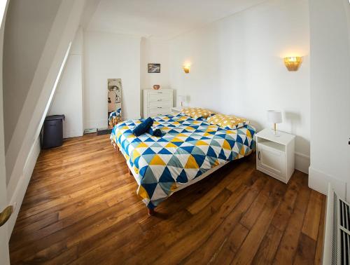 une chambre avec un lit et un parquet dans l'établissement Welcome to Paris, à Paris