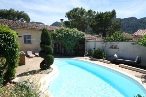 une piscine devant une maison dans l'établissement Air-conditioned house with heated pool, Luberon, in Maubec – 6 people, à Maubec