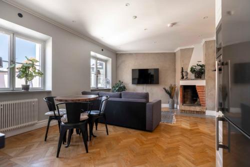 TV a/nebo společenská místnost v ubytování Modern 1-bedroom APT on Stora torget in Visby