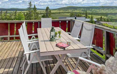 ein Holztisch und Stühle auf einer Terrasse in der Unterkunft Three-Bedroom Holiday Home In Sjusjoen in Sjusjøen