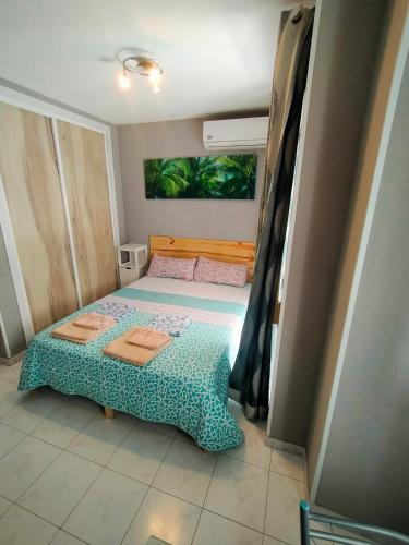 a small bedroom with a bed in a room at Studio Arquitecto in Torrevieja