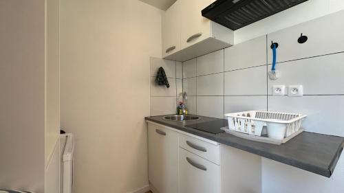 une petite cuisine avec un évier et un comptoir dans l'établissement Le Chic Urbain, à Paris