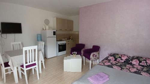Kuchyň nebo kuchyňský kout v ubytování MarBis Apartmani near the sea