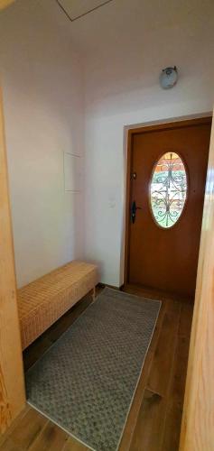 Postel nebo postele na pokoji v ubytování W Zaciszu Czarnego Lasu - antresola lub zapiecek