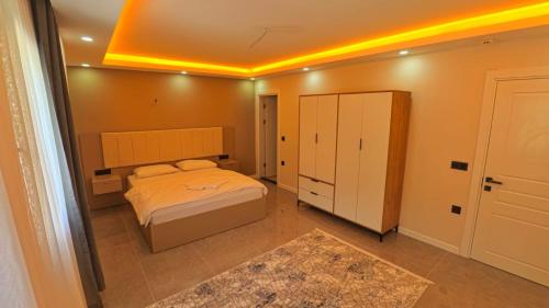Un dormitorio con una cama y un armario. en Sinor Home Uzungöl, en Uzungöl