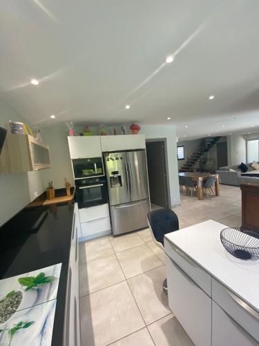 Il comprend une cuisine et un salon avec des appareils électroménagers en acier inoxydable. dans l'établissement La Bella Vita, à Nîmes