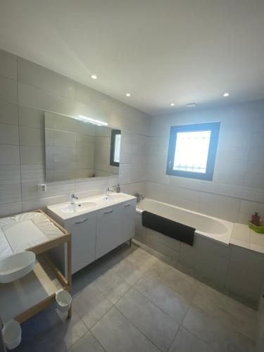 une salle de bain avec une baignoire, un lavabo et des toilettes dans l'établissement La Bella Vita, à Nîmes