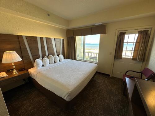 Postel nebo postele na pokoji v ubytování Mackinaw Beach and Bay Inn & Suites