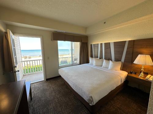 Postel nebo postele na pokoji v ubytování Mackinaw Beach and Bay Inn & Suites
