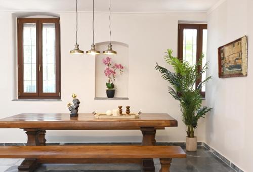 a dining room with a table and a potted plant at Petrino Villa Ianthe in Véssa