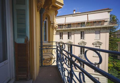 Un balcón o terraza en Hotel Gounod Fully Renovated