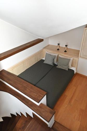 a room with a bed with two pillows at Petrino Villa Ianthe in Véssa