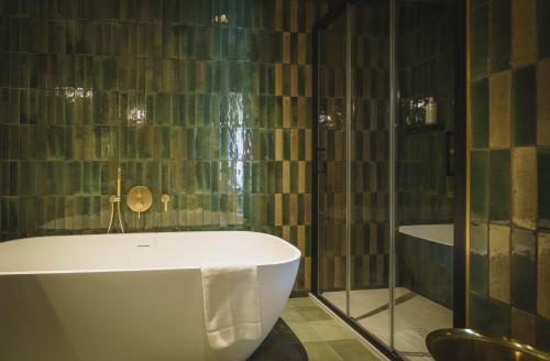 Un baño de Hotel Gounod Fully Renovated