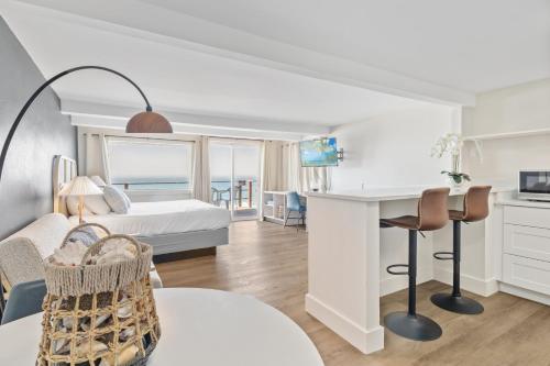 a bedroom with a bed and a desk in a room at Seagull Beachfront Inn in Lincoln City