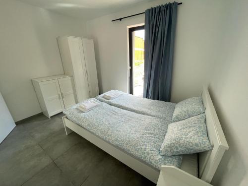 Un dormitorio pequeño con una cama y una ventana. en Sol & Mar, en Międzywodzie