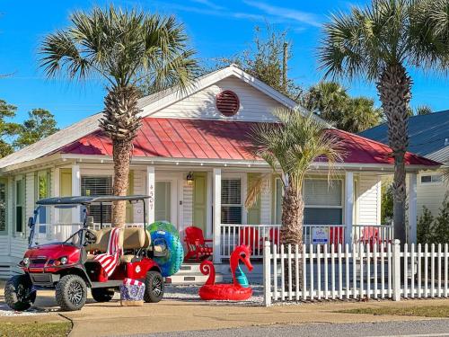 einem Golfwagen, der vor einem Haus parkt in der Unterkunft SolMate Free Golf Cart & Pool Heat Deals in Destin