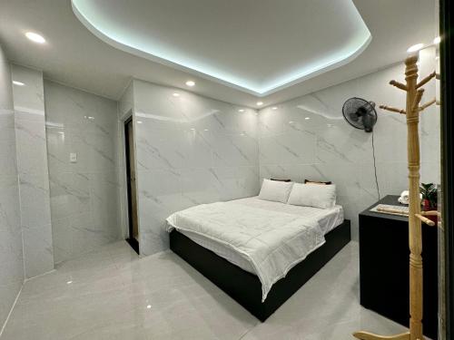 a bedroom with a bed in a room with marble walls at Motel Victoria in Ho Chi Minh City