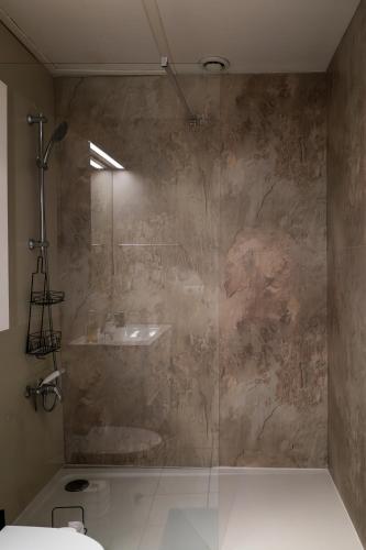 une salle de bain avec douche et lavabo dans l'établissement Le Temps d'Eugène Centre historique, à Narbonne