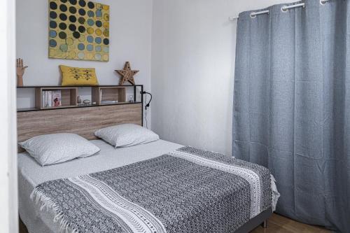 - une chambre avec un lit doté d'un rideau de douche bleu dans l'établissement Le Temps d'Eugène Centre historique, à Narbonne