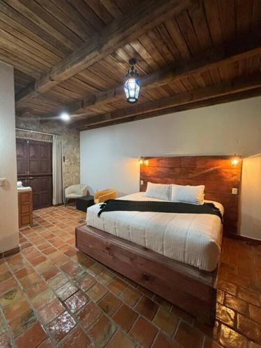 a bedroom with a large bed in a room at Casa 23 San Cristóbal in San Cristóbal de Las Casas