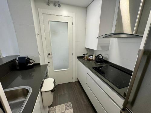 una piccola cucina con lavandino e piano di lavoro di Céntrico Piso de 2 habitaciones a Saragozza