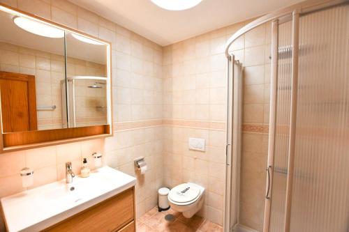 Vannituba majutusasutuses Book Jet - Sunny Holiday Home with Garden and strong wifi