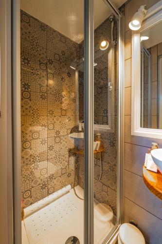 a bathroom with a shower with a toilet and a sink at Kuća za odmor Vida in Čazma