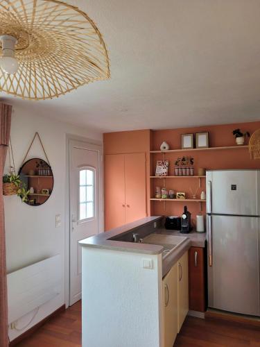 une cuisine avec un évier et un réfrigérateur blanc dans l'établissement Appartement au cœur de Rambouillet, à Rambouillet