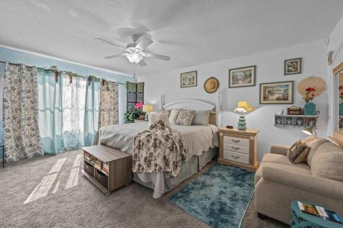 ein Schlafzimmer mit einem Bett und einer Couch in der Unterkunft Mediterranean Garden Oasis in Davenport