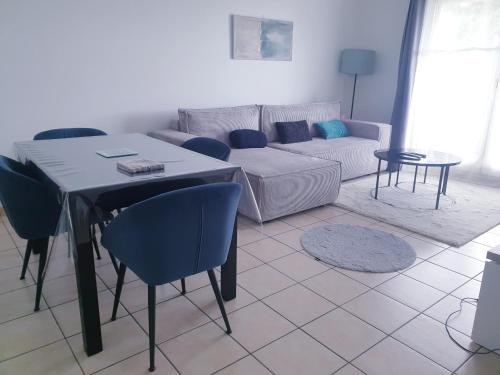 un salon avec une table et un canapé dans l'établissement Location Blois, à Blois