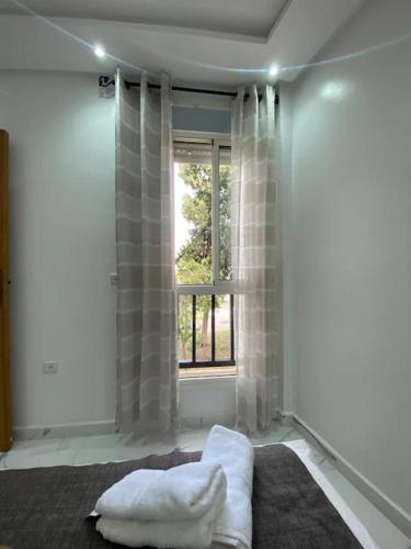 Ένα ή περισσότερα κρεβάτια σε δωμάτιο στο appartement coquette face à la forêt proche chu aéroport bas prix