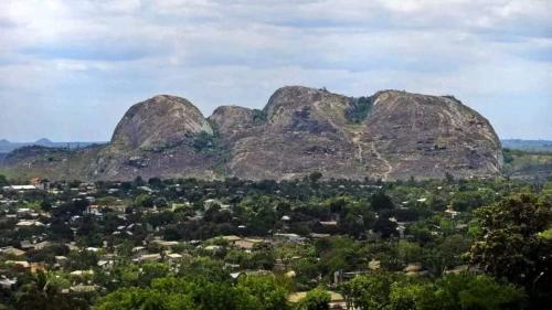 a view of the mountains from the hills at Hostel Pensão Ya Mute in Chimoio