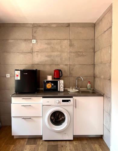 a kitchen with a washing machine and a sink at Meta Habitat Ramon Lujan B in Madrid